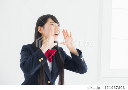 制服を着た女子高生 制服を着た女子高生 111987808