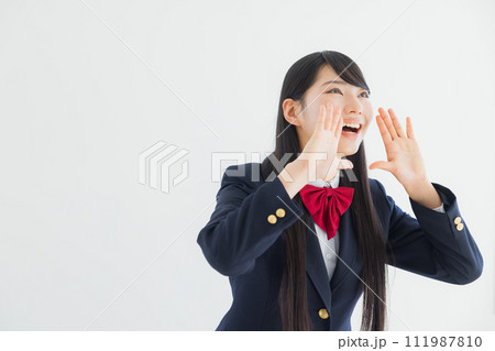 制服を着た女子高生　 111987810