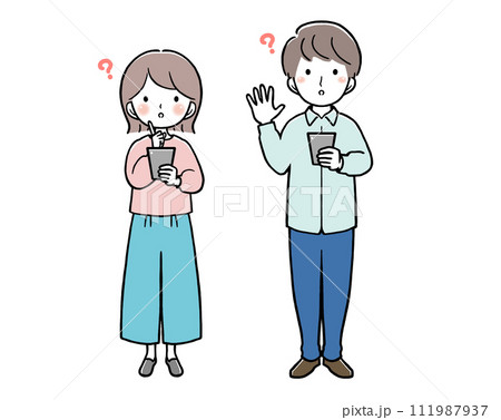 スマホを持って疑問に思う私服の女性と男性 111987937