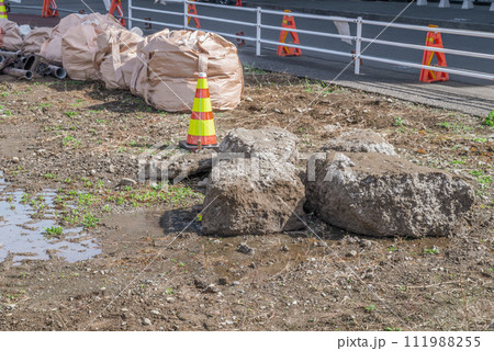 道路工事で撤去したコンガラとフレコンバッグ 111988255