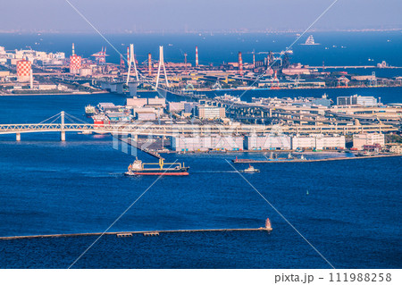日本の横浜都市景観 貿易拠点の大黒ふ頭や川崎・扇島などを望む。手前を行くのはSPRING HONOR 日本の横浜都市景観 貿易拠点の大黒ふ頭や川崎・扇島などを望む。手前を行くのはSPRING HONOR 111988258