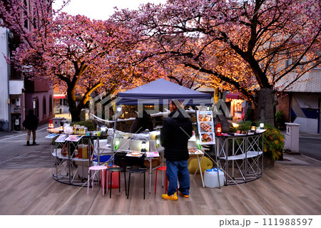 熱海さくら祭りで糸川の橋の上に出店するマルシエ 111988597