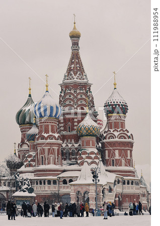 St. Basil's Cathedral on Red Square in Moscow 111988954