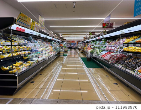 スーパーの商品陳列棚 111988970