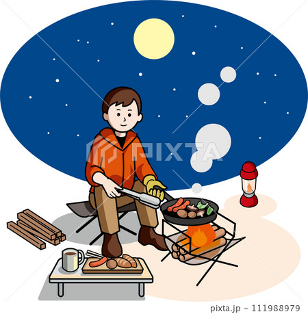 夜のキャンプで料理をする男性 111988979