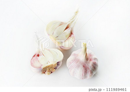 whole and cut in half garlic on a white background whole and cut in half garlic on a white background 111989461