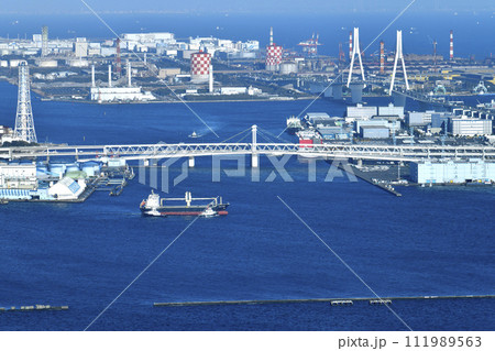 日本の横浜都市景観 貿易拠点の大黒ふ頭や川崎・扇島などを望む。手前を行くのはSPRING HONOR 111989563