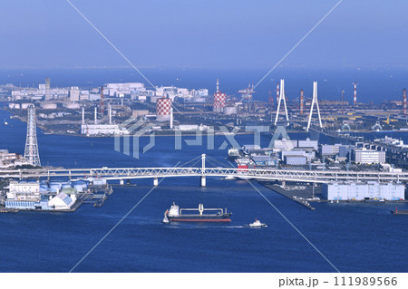 日本の横浜都市景観 貿易拠点の大黒ふ頭や川崎・扇島などを望む。手前を行くのはSPRING HONOR 日本の横浜都市景観 貿易拠点の大黒ふ頭や川崎・扇島などを望む。手前を行くのはSPRING HONOR 111989566