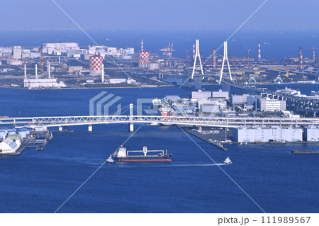 日本の横浜都市景観 貿易拠点の大黒ふ頭や川崎・扇島などを望む。手前を行くのはSPRING HONOR 日本の横浜都市景観 貿易拠点の大黒ふ頭や川崎・扇島などを望む。手前を行くのはSPRING HONOR 111989567