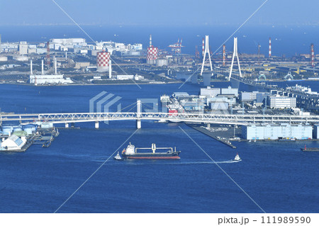 日本の横浜都市景観 貿易拠点の大黒ふ頭や川崎・扇島などを望む。手前を行くのはSPRING HONOR 111989590