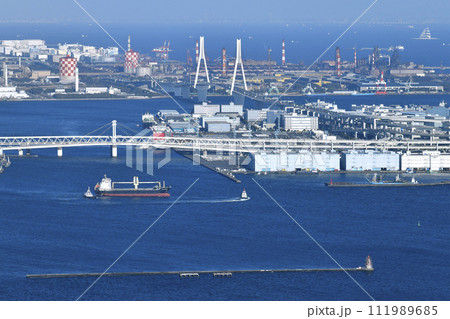 日本の横浜都市景観 貿易拠点の大黒ふ頭や川崎・扇島、風の塔などを望む。手前はSPRING HONOR 日本の横浜都市景観 貿易拠点の大黒ふ頭や川崎・扇島、風の塔などを望む。手前はSPRING HONOR 111989685