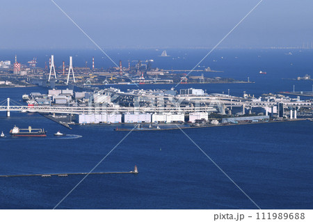 日本の横浜都市景観 貿易拠点の大黒ふ頭や川崎・扇島、風の塔などを望む。手前はSPRING HONOR 111989688