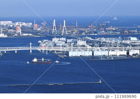 日本の横浜都市景観 貿易拠点の大黒ふ頭や川崎・扇島、風の塔などを望む。手前はSPRING HONOR 日本の横浜都市景観 貿易拠点の大黒ふ頭や川崎・扇島、風の塔などを望む。手前はSPRING HONOR 111989690