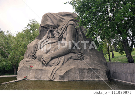 sculpture on the square of sorrow on Mamayev Kurgan in Volgograd, Russia 111989973