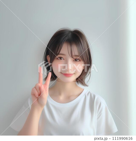 10代のピースして微笑む美しい女性 111990616
