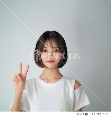 10代のピースして微笑む美しい女性 111990626