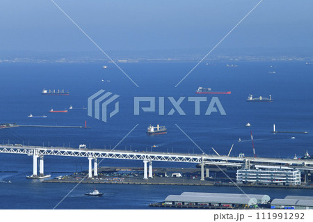 日本の横浜都市景観 横浜側から海上を行くタンカーやSPRING HONORなどを望む。手前は山下ふ頭 日本の横浜都市景観 横浜側から海上を行くタンカーやSPRING HONORなどを望む。手前は山下ふ頭 111991292