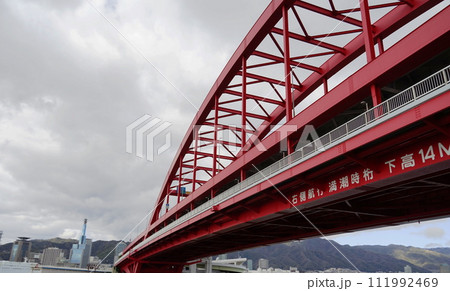 赤い橋をくぐる 111992469