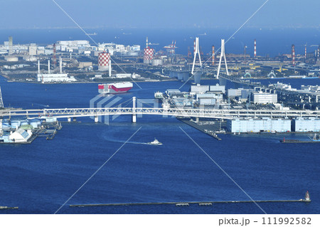 日本の横浜都市景観　大黒ふ頭（右）を離れた自動車船VICTORIA HIGHWAYや扇島などを望む 111992582
