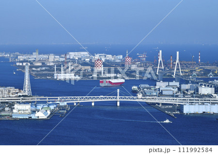 日本の横浜都市景観　大黒ふ頭（右）を離れた自動車船VICTORIA HIGHWAYや扇島などを望む 111992584