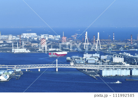 日本の横浜都市景観　大黒ふ頭（右）を離れた自動車船VICTORIA HIGHWAYや扇島などを望む 111992585