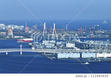 日本の横浜都市景観　大黒ふ頭（右）を離れた自動車船VICTORIA HIGHWAYや扇島などを望む 111992620