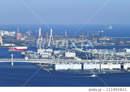 日本の横浜都市景観　大黒ふ頭（右）を離れた自動車船VICTORIA HIGHWAYや扇島などを望む 111992621