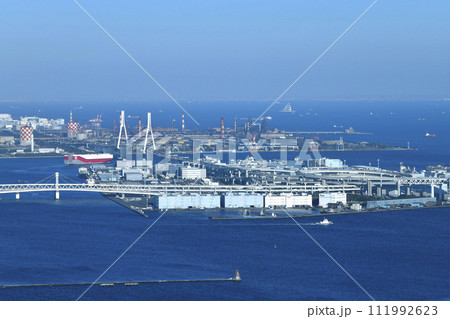 日本の横浜都市景観　大黒ふ頭（右）を離れた自動車船VICTORIA HIGHWAYや扇島などを望む 111992623