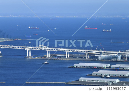 日本の横浜都市景観 横浜側から・海上を行くタンカーやVICTORIA HIGHWAY(大黒ふ頭出航) 日本の横浜都市景観 横浜側から・海上を行くタンカーやVICTORIA HIGHWAY(大黒ふ頭出航) 111993037