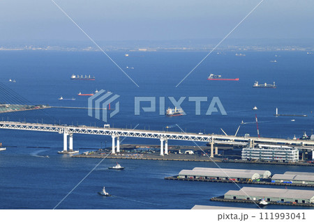 日本の横浜都市景観　横浜側から・海上を行くタンカーやVICTORIA HIGHWAY（大黒ふ頭出航） 111993041