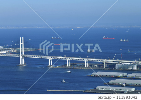 日本の横浜都市景観　横浜側から・海上を行くタンカーやVICTORIA HIGHWAY（大黒ふ頭出航） 111993042