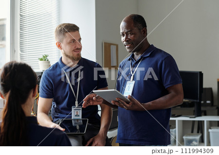 Businessman talking to subordinates 111994309