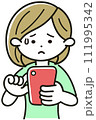 スマホを操作して困った表情をする女性 111995342