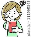 スマホを持って困っている女性のイラスト 111995343