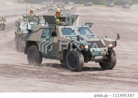 観閲行進する陸上自衛隊軽装甲機動車 観閲行進する陸上自衛隊軽装甲機動車 111995387