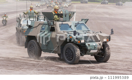 観閲行進する陸上自衛隊軽装甲機動車 111995389
