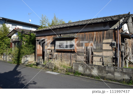 空き家になった日本の住宅 111997437