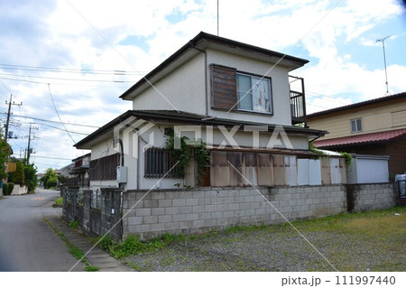 空き家になった日本の住宅 空き家になった日本の住宅 111997440