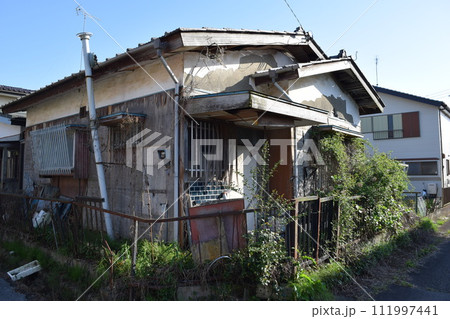 空き家になった日本の住宅 111997441