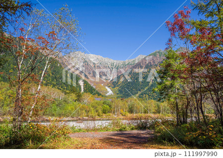「秋の上高地」梓川沿いの遊歩道から望む北アルプス 111997990