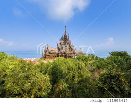 タイ・パタヤの海を背に建つ「サンクチュアリー・オブ・トゥルース」の遠景 / Pattaya, TH 111998413