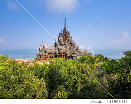 タイ・パタヤの海を背に建つ「サンクチュアリー・オブ・トゥルース」の遠景 / Pattaya, TH タイ・パタヤの海を背に建つ「サンクチュアリー・オブ・トゥルース」の遠景 / Pattaya, TH 111998416