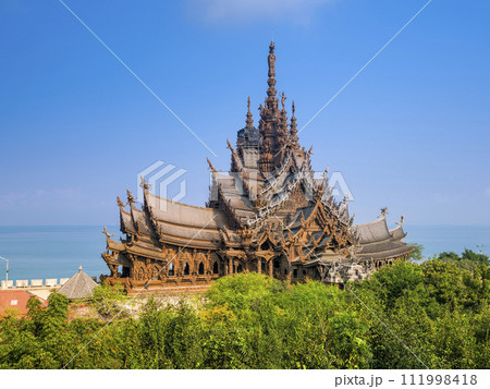 タイ・パタヤの海を背に建つ「サンクチュアリー・オブ・トゥルース」の遠景 / Pattaya, TH 111998418