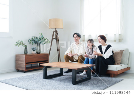 リビングでテレビを見る親子 111998544