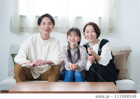 リビングでテレビを見る親子 リビングでテレビを見る親子 111998548