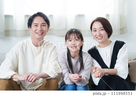 リビングでテレビを見る親子 111998551