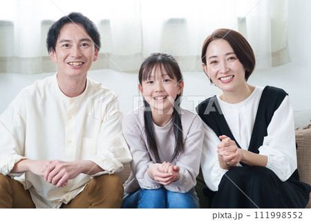 リビングでテレビを見る親子 リビングでテレビを見る親子 111998552