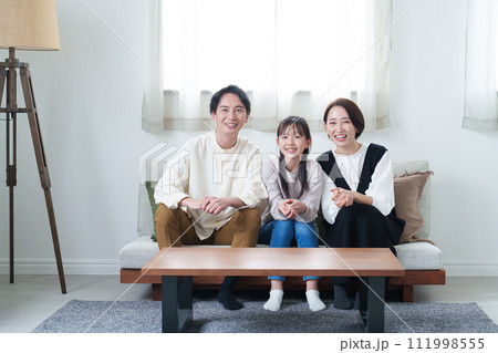 リビングでテレビを見る親子 111998555