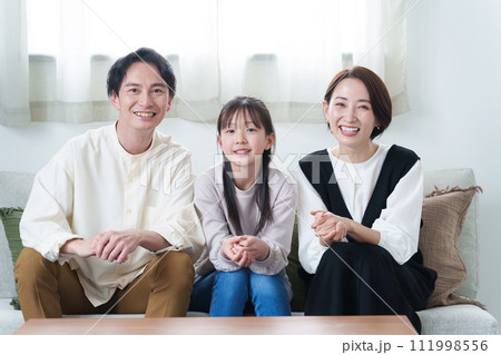 リビングでテレビを見る親子 111998556