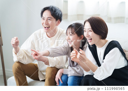 リビングでテレビを見る親子 リビングでテレビを見る親子 111998565